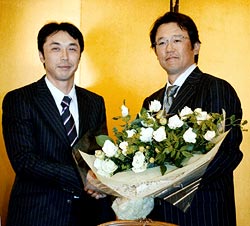 バトンタッチ! 新旧の会長.jpg